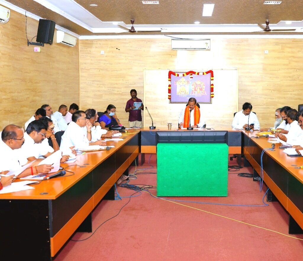 అన్ని విభాగాలు  పరస్పర సమన్వయంతో శ్రావణ మాసోత్సవాల   ఏర్పాట్లను పకడ్బందీగా చేయాలి-ఈ ఓ