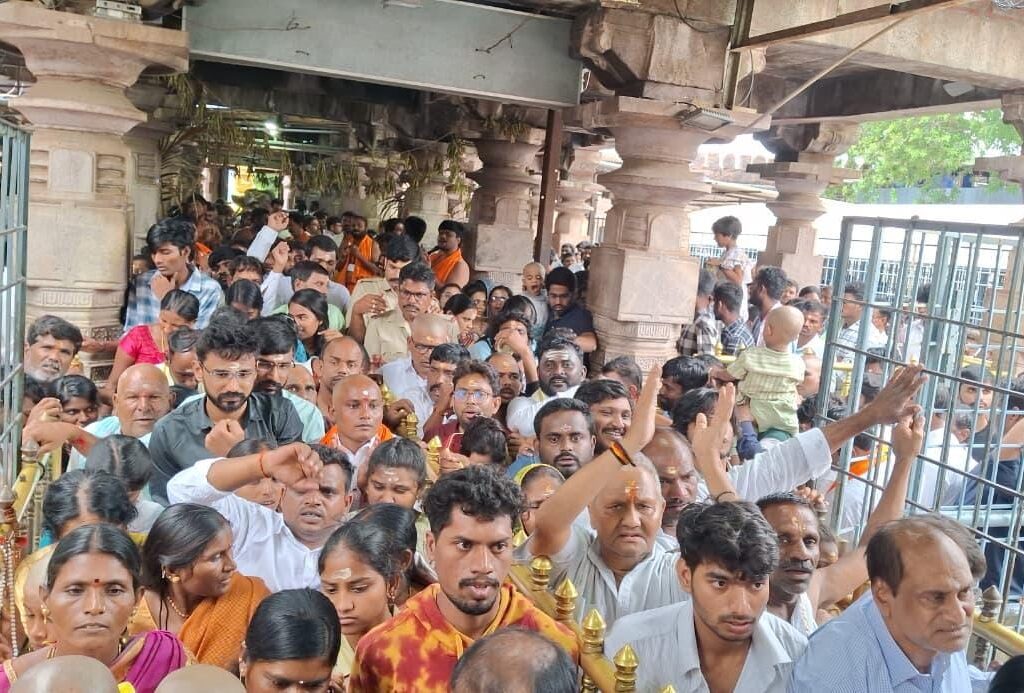 శ్రీశైల దేవస్థానంలో శనివారం  భక్త జనులు