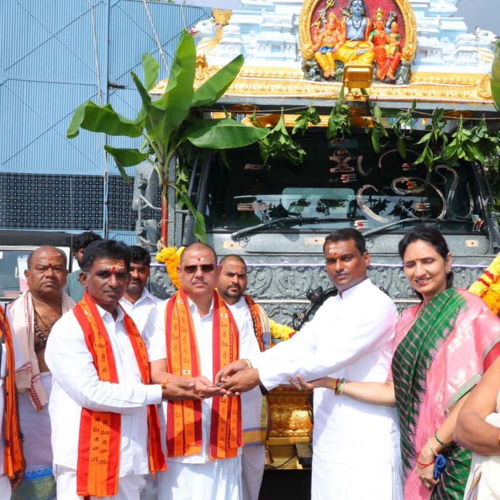 శ్రీశైల దేవస్థానానికి ధర్మప్రచార రథాన్ని విరాళంగా సమర్పించిన హైదరాబాద్ వాస్తవ్యులు   బాలం సుధీర్