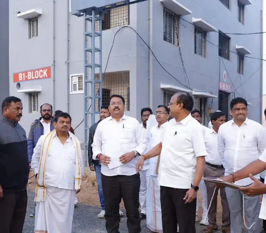 వసతి గృహ సముదాయాలలో వెంటనే అంతర్గత రోడ్ల నిర్మాణాన్ని చేపట్టాలి-రామచంద్రమోహన్