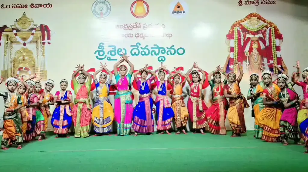 సంప్రదాయ నృత్య ప్రదర్శన