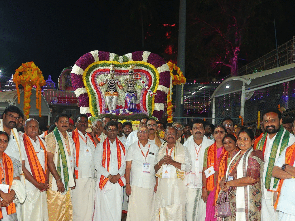 పుష్పపల్లకీ సేవలో పులకించిన భక్తజనం