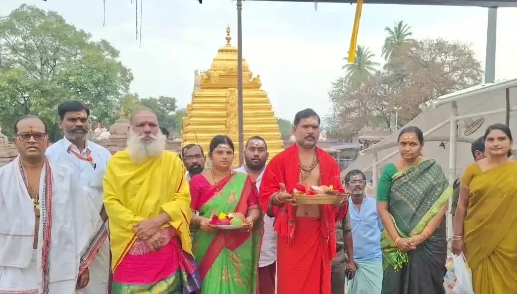 శ్రీశైల అమ్మవారికి కొబ్బరికాయల సమర్పణ