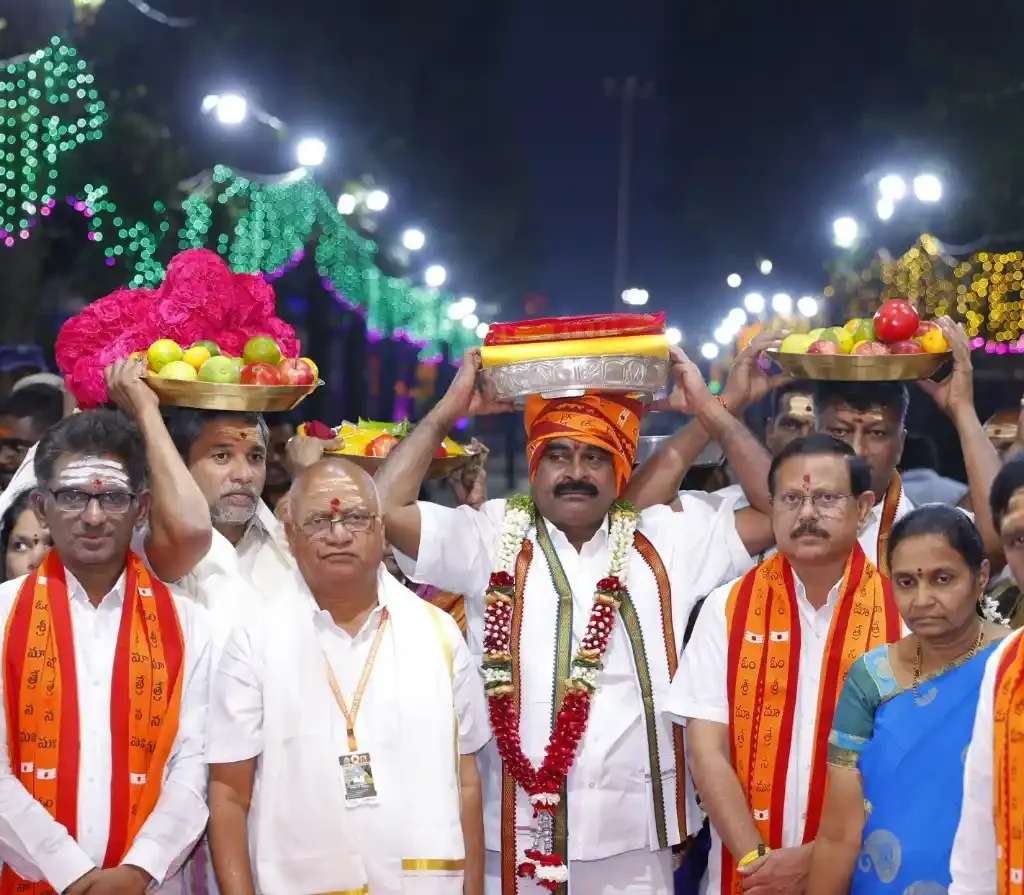 పట్టు వస్త్రాలు సమర్పించిన తిరుమల తిరుపతి దేవస్థానం