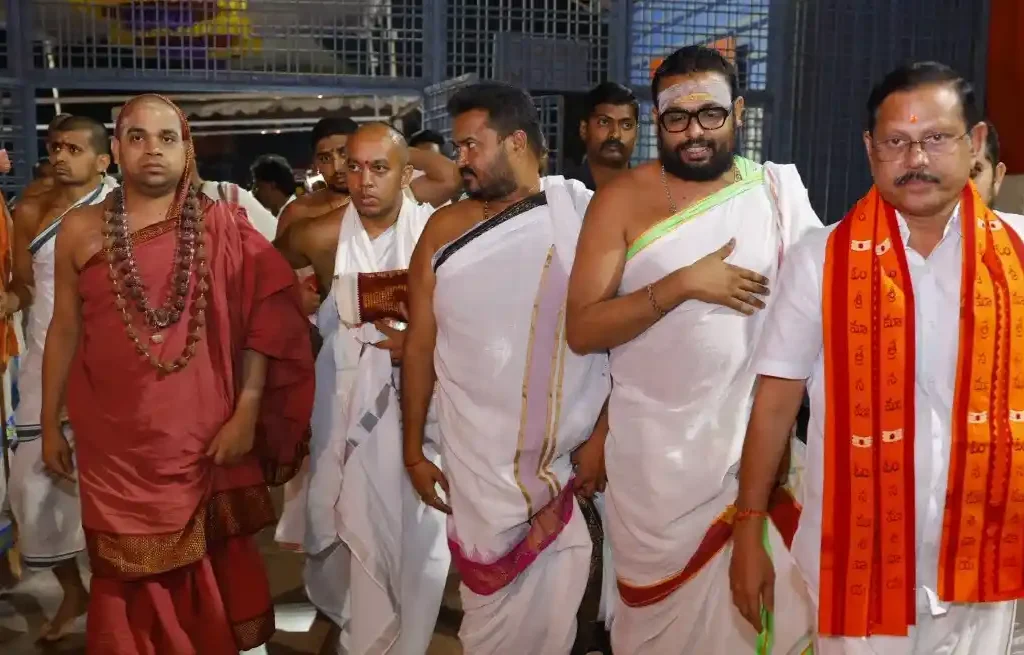 సాక్షిగణపతి స్వామివారిని దర్శించుకున్న జగద్గురు శ్రీశ్రీశ్రీ విధుశేఖర  మహాస్వామి