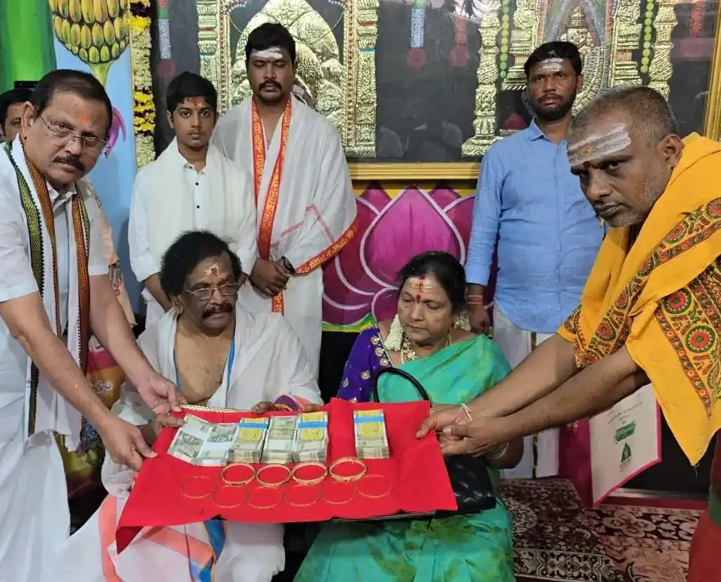 అమ్మవారికి బంగారు గాజులు సమర్పణ