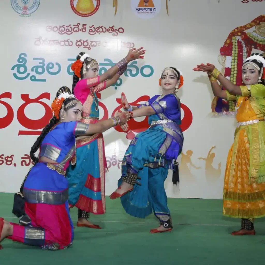 సంప్రదాయ నృత్య ప్రదర్శన
